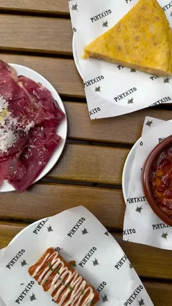 Delicious pintxos and Basque drinks enjoyed outdoors at Pintxito in Covent Garden, capturing the lively tapas bar atmosphere.