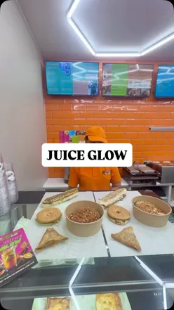 Delicious drinks and comfort food at Juice Glow in Leeds, featuring smoothies, bagels, and hearty spuds.