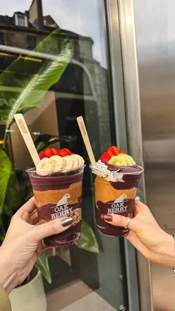 Lunchtime açai bowls at Oakberry in St James Quarter, Edinburgh, showcasing vibrant colors and healthy ingredients.