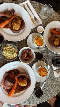“Sunday roast at The Whitehall in Leeds: Roast beef, truffle mac & cheese, and pigs in blankets with all the trimmings.”