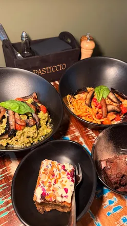 Diners enjoying Linguine Arrabiata and Fusilli Genovese at Pasticcio Glasgow, a halal-friendly Italian restaurant.
