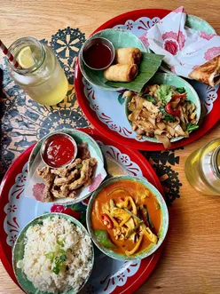 Three delicious Thai dishes for £15 at Rosa's Thai in Trinity Leeds, perfect for lunch. 🍜🍚🇹🇭