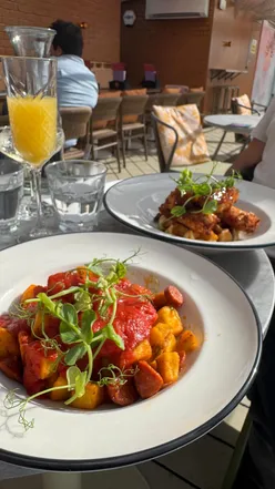 Delicious bottomless brunch at Circe's Rooftop in Waterloo, featuring stunning food and flowing drinks.