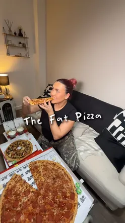 Delicious 24” Hot Honey Pepperoni & Margherita pizza at The Fat Pizza, Ashington, with tasty sides and milkshakes.