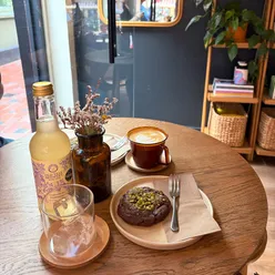 📍 Komodo, Brighton 📍

I only stumbled across @komodo.coffee a few months ago, and I’m so glad I did because it’s genuinely such a hidden gem. Tucked away in the Lanes, it’s an independent coffee shop with some fantastic bakes… especially the cookies 🍪 

The cookies are honestly some of the best I’ve tried. They always have fun flavour combos, and they execute them so well. This time I went for dark chocolate and pistachio, but my standout favourite so far has been the tahini and chocolate. The balance of flavours is spot on, and quite a few of their bakes happen to be vegan too, which is a nice bonus! 🍫 

I don’t drink coffee, but my coffee drinking friends say that Komodo’s is excellent. And for fellow non-coffee drinkers, they also serve some great kombuchas! ☕️ 🫖 

•
•
•

#brightoncafe #brighton #brightonandhove #brightonfood #brightonbeach #coffee #brightonfoodie #kemptown #visitbrighton #breakfast #thisisbrighton #supportlocal #foodie #brightonrestaurants #vegan #veganbrighton #cafe #brightonpier #lunch #bayside #food #coffeeaddict #brightoncoffee #melbournecity #functionspace #eatmelbourne #baysidefunctionspace #eventspacebrighton #melbournelunch #brightonbusiness