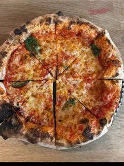 📍 @fizznflour kindly gifted (but a frequent paying customer) ❤️‍🔥

An amazing little pizza joint right in the heart of Canton 🍕
 Fizz & Flour are unapologetically un-Italian and that’s exactly why this spot should be at the top of your list. Buttered crusts, chicken tikka pizzas, even gravy-based pizzas… and somehow, it all works. 👏 

My absolute go to though is the carbonara pizza. Crispy bacon, white sauce and so much garlic butter you can bathe in it! 🤤 

As if that wasn’t enough to sway you, every Wednesday you can grab a £9.50 Margherita which, let’s be honest, is how we all judge a pizza place… and they’ve absolutely nailed it. Just look at those crusts!! 

And… If you’re really lucky, you might even spot Mini Boss in action, which is honestly just too good for the soul ❤️

Ohhh and get the wedges with the pot of gravy before it’s too late. Trust me, it’s like liquid gold. 

#pizza #cardiffeats #fizznflour #canton