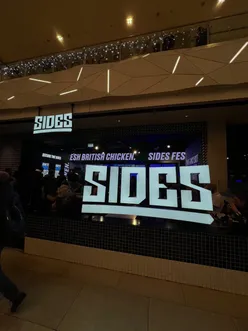 Pr Visit to @eatsides 🍗✨ 

Tried the new Flavour Scale and went from Mango Peri Peri sweetness to Firecracker heat 🔥 and classic Roast Chicken Dinner vibes 👅💥 

Which one’s your fave?! 😋

#manchester #manchesterfood #traffordcentre #foodinfluencer #manchesterinfluencer