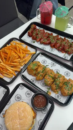 @deliciouskitchenuk x @delicious_desserts_uk 
📍 Toddington, Dunstable 

I was invited by @deliciouskitchenuk to try out their food menu. They were previously doing desserts only, so it was exciting to see that they’ve now added food to the menu!

Algerian Flame Burger – £6.50

This burger was so good. The flavours and spices worked perfectly together and everything just went so well as a burger. Nothing went wrong with this one at all😍😍😍😍

Creamy Sweet Chilli Burger – £6.50

This burger was very sweet. I’m not really into sweet-tasting burgers, but it was still decent overall.

5 Wings (Chipotle flavour) – £5.95

This was a flavour I hadn’t tried before and it was something different. It was unique and I’d definitely order this again if you’re looking to try something new.

10 Tenders with Sriracha Sauce – £10.95

The sriracha sauce was different from what I expected in a good way. It was really nice with a little kick to it, but not overpowering.

Mac & Cheese Bites – £5.95
One of my favourites from the menu. You can never go wrong with mac and cheese and the cheese pull was giving!🤌🏽🤌🏽🤌🏽

Peri Chips (Regular) – £3.50
They don’t play around with the portion sizes and they tasted really good too.

I’d definitely come back again. They’re only one mile off the M1, so whether you’re grabbing a quick bite or popping in for dessert, it’s definitely worth the trip!🤍

#luton #foodie #foodies #toddington #food