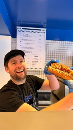 New opening: @tommyssandwiches in King’s Cross 🥪🔥
We pulled up & chopped it up with the man himself — talking the sandwich scene and the real trials & tribulations of opening a shop in London right now.
Tommy’s an ex–Subway manager (4 stores deep), so he definitely knows a thing or two about running a sandwich shop. Big plans, strong ideas, and everything is made in-house.
What we tried 👇 🥪 Tommy’s Club (£12) Turkey, ham, bacon, Swiss cheese, lettuce, tomato, red onion, avocado, mayo & honey mustard
🥪 Del Pozzo (£12) Chicken, American cheese, lettuce, onions, celery, blue cheese, buffalo sauce & mayo
🍪 Freshly baked Gma’s cookie
Seriously impressed — great space, fresh ingredients, and genuine passion for proper sarnies. Perfect lunchtime spot in King’s Cross.
Big up Tommy and the team 👏🔥

#londonsandwichscene #tourdesarnie #tommyssandwiches