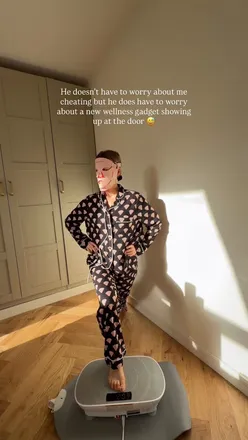 Wellness bloggers trying out a vibration plate rated 10/10 at a trendy London fitness spot.