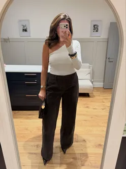 A date night full of carbs 🍝🍕🥂 

#datenight #ootn #midsize #size12 #datenightoutfit