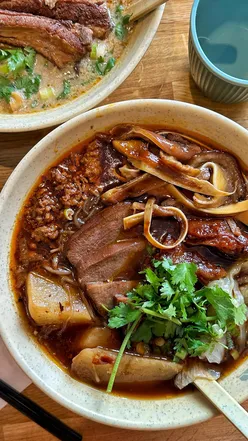 Nothing beats a bowl of Hong Kong rice noodles in this weather 🍜 I love that there are so many spots you can find them in Manchester, and here are some must-tries!

📍@turtley_wok - they’ve got a wide range of toppings and I love their soya soup base, which you really can’t get anywhere else.

📍@kongerfc_cafe - they only have one soup base, but you can choose your level of heat. The bonus here is that they also do amazing ho fun and rice dishes, so defo worth checking out.

📍@homekongcls - they have different types of spice here, from sour-spicy, numbing-spicy, or just spicy. Just a heads up, the spice here is really no joke 🔥

📍@heart_noodles - the only lamb rice noodles I’ve found in Manchester. They make their soup base fresh in-house, and you can really taste the difference.
.
.
.
#manchesterfood #ricenoodles #hongkongfood #manchesterblogger #foodguide