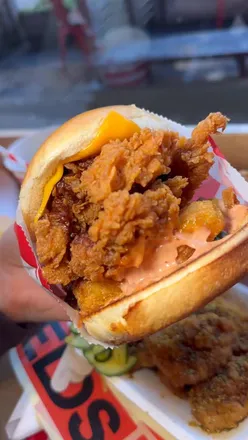 @meatstackuk X @fedsfriedchicken have just dropped this specials menu and it’s Purely Belta! 

🌶️ Szechuan Chicken, Cheese & Beef Burger 
🥓 Chipolte Lime, Sticky BBQ, Hash Brown, Bacon Burger 
🍋 Lemon Pepper & Honey Boneless Wings (My Favourite) 
🧀 Cheesy Beef Dripping Fries, Nduja Hot Honey 
🍑 Peach Pocket Pie & Custard 

Save this for your next food fix in the Toon! 

📍 @meatstackuk {ad}

#friedchicken #chickenburger #loadedfries #peachpie #newcastlefood