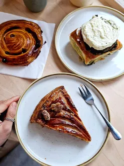 First week or two of January is always dedicated to the hunt for GDRs and despite my ever unpredictable pain levels I was rewarded for my commitment with 3 of the best London has to offer 🥧👑 

👑 @pomme.bakery takes my top spot this year (so far anyway - I know some places continue them all month!) - vv grateful to get a slice given how early they always sell out and (like everything I’ve ever had there) it was heavenly. A beautifully rich, flaky pastry with a chunky roasted almond filling, a hint of citrus, mahlab & plenty of vanilla - and at £5 for a generous slice, absolutely unbeatable value 🙌🏻 Also got an earl grey & sesame bun which (purely due to flavour preferences) I wasn't expecting to love quite so much but it was unbelievably good 🙏🏻 

👑 @aromebakerylondon always do a great one too - £20 for 2 pieces is kinda mad - but they are 1/4s rather than slices & a "classic" delicious filling (though I didn’t get any rum & raisin flavour!) 

👑 @populations.bakery is definitely more unique in flavour - I wish I’d got a second slice to compare properly (admittedly I had this after *many* other sweet treats) - I got slightly more egg/custard than almond but I always find George’s pastries absolutely flawless & no doubt will make a ridiculous number of visits to @cornershop180 again in 2026! 

Sadly @jolene_bakery were sold out & I didn’t make it to @ericslondon this year - some pics from past visits as they’re too good not to mention, plus a few other galettes from previous years @mielbakery @oreeboulangeries @breadaheadbakery @la_frenchette ❤️