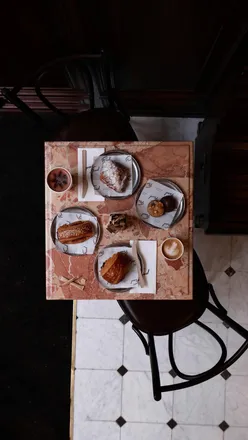 I loved visiting the newest @fredbakery in town earlier this week. Following the success of their first site in Holborn, this second branch of this stylish central London bakery is tucked away moments away from Oxford Street. A beautiful space that is both convenient for catch-ups but quiet for working. Everything is baked on site (take a peek into the kitchen) and throughout the day, to ensure the pastries and breads are fresh whatever time you visit. I was very impressed by the standard of ingredients - with the best fruit from @natoora, chocolate from @valrhona and a Ham & Cheese Suisse featuring the most delicious Stracchino di Bufala cheese. Coffee beans are sourced from Viennese roaster @juliusmeinlofficial.

My must try treats from the menu - 

🍫 Chocolate Pain Suisse
🍓 Raspberry Danish
🥐 Almond Croissant
💚 Pistachio Frangipane Brioche
🍪 Triple Chocolate Cookie
🧀 Ham + Double Cheese Suisse

Don’t forget to pick up a branded mug and an Iced Latte Candle before you go! AD #fredbakery