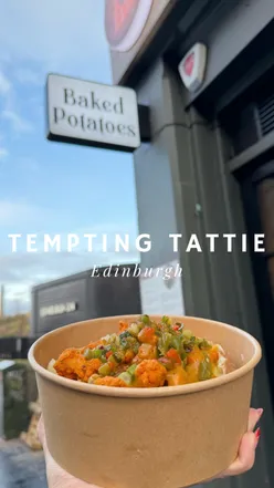 The cosiest meal in #edinburgh 

🥔 

📍 @tempting_tattie 

Located in the centre of the beautiful city you’ll find this gem.

We had:
Dirty Diana (spicy)
...£11
Homemade chilli con carne, Mac & Cheese, grated 3 cheese mix and a drizzle of sweet chilli sauce.

Chak De Chicken (spicy) ... £11
Punjabi chicken curry, grated 3 cheese mix, spiced onions and green chilli chutney.

Which one will@you choose?

#edinburghfood #foodguide #viralfood #foryoupage