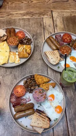 Morning vlog showing an eczema-friendly skincare routine and brunch at Branche in Tooting, South London.