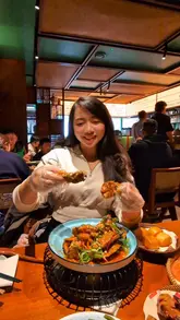 A short, energetic video showcasing a Southeast Asian dining experience in London, featuring dishes like chilli crab, fried rice, and chicken wings.