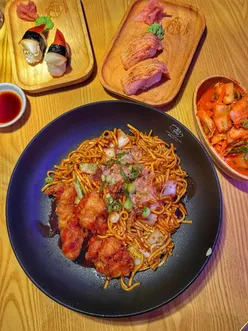 Good food cravings tonight? Pop along to @makiramen in @metrocentre for a fantastic Japanese dining experience. Here’s what we got…

🥢 Mains:
Laksa & Chicken Yakisoba

🥢 Sides: 
Prawn Tempura, Kimchi & Grilled Salmon Nigiri

🥢 Desserts:
Matcha Creme Brûlée & Banana Fritter

#makiandramen #metrocentre #gateshead #gatesheadfood #newcastlefood