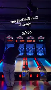 A high-energy, fast-paced review of Swingers in London, highlighting the venue's combination of crazy golf, arcade games, and food from various vendors. The creators demonstrate the activities and food options, positioning it as an ideal first-date location.