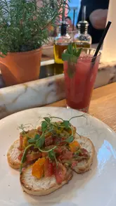 A short, fast-paced review of a visit to Vapiano in London, highlighting the fresh pasta and pizza, the open kitchen concept, and the quick service.