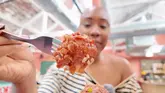 The creator visits two food halls in Birmingham, Art Quarter and Alfred Works, sampling various dishes including noodles, fried chicken, and a sandwich.