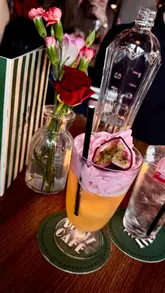 The video showcases Petit Café du Coin, highlighting its cozy, candlelit atmosphere, live jazz performances, and a variety of cocktails and a cheeseboard. It emphasizes the venue's suitability for social gatherings and date nights.