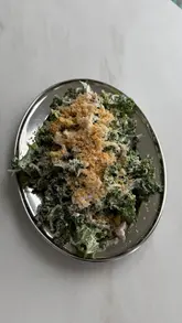 The creator reviews a new sourdough pizza from Papa Johns, pairing it with a homemade Caesar salad. The video demonstrates the pizza's appearance and provides a quick recipe for the dressing.
