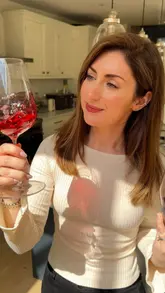 A creator demonstrates a simple food pairing of whipped ricotta with tomatoes and crisps alongside a chilled Spanish Garnacha, explaining the logic behind the wine pairing.