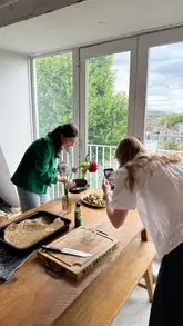 A vlog-style review of 'The Salad Project' in London, part of a 'Battle of the Salads' series. The creator visits the venue, orders a 'Spring Chicken Caesar' salad, and provides a breakdown of taste, portion size, and value for money.