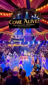 A high-energy, immersive vlog showcasing the 'Come Alive' Greatest Showman circus experience in London, highlighting the pre-show atmosphere, roaming performers, and main stage performances.