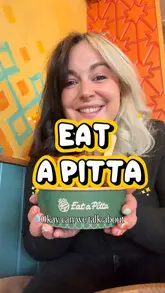A creator visits a falafel venue to review their gluten-free options, demonstrating the staff's care in preventing cross-contamination and showcasing the food.