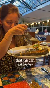 A short, energetic video showcasing a visit to Mayfair Chippy, highlighting the interior, the variety of seafood dishes, and a promotional offer for children. The creator guides the viewer through the experience, from the main courses to the desserts.