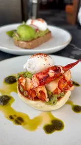 A review of Bread Street Kitchen at 22 Bishopsgate, showcasing the venue's high-rise views and brunch menu, including dishes like lobster benedict and truffle eggs.
