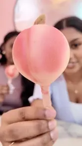 Two creators visit Snowflake Gelato to try their new 'Snow Peach' gelato flavour and other summer menu items, including matcha drinks and frozen mojitos, while highlighting the shop's interior and offerings.