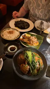 A review of a Filipino restaurant called Kaldero in Dublin, featuring a variety of dishes including mussels, skewers, and desserts. The creator shares her positive experience and encourages viewers to visit.