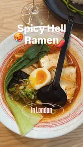A creator visits Maki & Ramen, reviewing various dishes including ramen, gyoza, and chicken teriyaki, while also highlighting the venue's atmosphere and interactive elements like the drum.