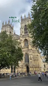 A couple documents a 'foodie day' in York, visiting a pizzeria, a Harry Potter-themed shop, a sky bar, a vinyl bar, and a bistro, providing a quick itinerary for viewers.