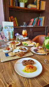 A creator visits The Huntsman in Bath, showcasing their summer drinks menu and a variety of sharing platters and small plates. The video features the interior, the food, and the creator enjoying the experience.