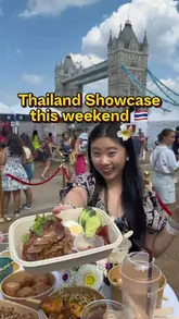 The video is a fast-paced vlog showcasing the Thailand Showcase festival held near Tower Bridge in London. The creator highlights various aspects of the event, including authentic Thai street food, cultural performances, shopping stalls, and the opportunity to win prizes. The video uses a mix of close-ups of food, shots of the performances, and the scenic backdrop of Tower Bridge to create an inviting atmosphere.