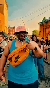 A creator visits the Sydenham Night Market, showcasing the atmosphere, various street food vendors, and a nearby dessert shop called Icy Cakes.