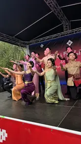 The video is a vlog-style tour of the annual Thai Festival held at Tower Bridge in London. The creator walks through the event, showcasing various aspects of Thai culture including traditional dance, Muay Thai demonstrations, and a variety of street food stalls. The video highlights the authentic nature of the food and the overall festive atmosphere, concluding with the creator's personal reflection on their love for Thai culture.