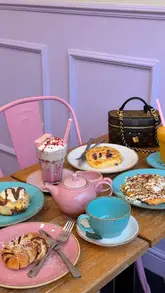A creator visits a cafe called Cinnammmm in Leeds, showcasing their cinnamon buns, waffles, and savoury pastries, while providing a discount code for viewers.