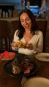 A review of Pulpo Negro in Alresford, Hampshire, featuring a variety of Spanish tapas dishes, including croquettes, grilled aubergine, steak, and desserts. The video highlights the quality of the food and the restaurant's atmosphere.