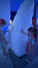 A family-focused vlog showcasing a visit to Dynamic Earth in Edinburgh, featuring interactive science exhibits, planetarium experiences, and a meal at the on-site Core Cafe.