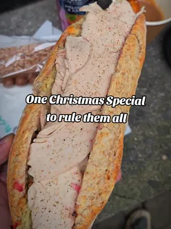 Getting into the festive spirit with the best in the business... Turkey... check! Stuffing...check! Chipolatas...check! Cranberry...check! Crispy baguette...check!  Whats missing? Yup, a good ole pot of dunking gravy, thats what!  I had my first festive spesh at Fresh today (seeing as it was the last day of business before they close till 5th Jan) and it did not disappoint, although I wasn't in any doubt.  Enjoy a couple of weeks off Gaz and Sam and I'll see you at the front of the queue (pre-order is a godsend) in the new year! 📌 Fresh Baguette, 32 Royal Arcade, Cardiff #cardiffeats #christmasspecial #festivefood #lunch #sandwichshop