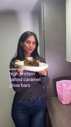 Salted Caramel Glow Bars ✨ Perfect for meal prep, post-workout or when the sweet cravings hit. Made with Free Soul Salted Caramel Vegan Protein, which is dairy & gluten free and specially designed for women 💪🏽✨ METHOD Layer 1 • 1 cup oats (grinded) • 1 tbsp Free Soul Salted Caramel Vegan Protein • 1 tbsp chia seeds • 1 tbsp flaxseeds Blend all together, then transfer to a bowl and mix with: • 2 heaped tbsp protein peanut butter (or regular) • 3 tbsp honey Add milk slowly until you get a soft, mouldable consistency. Press into a lined loaf pan. Layer 2 (Caramel) • 1 cup Medjool dates • Splash of water Blend until smooth, then add: • 1 heaped tbsp protein powder • A little milk until caramel-like Spread evenly over the first layer. Layer 3 • Dark chocolate bar • Small amount of olive oil or coconut oil Melt together, spread on top and finish with crushed sea salt flakes 🤌🏽 Chill in the fridge or freezer until set, then slice into bars or bites and enjoy 💕 ⸻ ✨ Use my code khawlaadnan for 15% off at freesoul ✨ Save this for later & let me know if you try them 🫶🏽