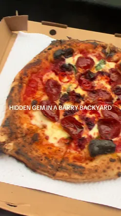 HIDDEN GEM IN BARRY 🍕 We checked out the hidden gem in Barry, Backyard Dough Co, serving up fresh Neapolitan style pizzas. Tucked away in his back garden Steve is busy smashing out some incredible pizzas. We had the Backyard Blaze -  Italian tomatoes, Pecorino, Fior di latte mozzarella, basil, Hungarian smoked pepperoni, Nduja, Red chillies 🌶 Prepared the authentic way The dough making process starts 24 hours earlier is left to ferment at room temperature before each dough ball is shaped and balled up by hand. The sauce is made on the day and the toppings are of the highest quality with no preservatives or nasties. Then it is prepped and baked for just 90 seconds to get that classic puffy crust you’ll find featured on all pizzas in Naples!  Make sure to follow along with their socials to stay n the loop on the upcoming pop ups!  The next event is a popup in Craft Republic in Barry on February 21st. {invite} ———————- #pizza #hiddengem #barry #southwalesfoodies 