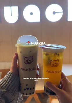 Friends enjoying bubble tea at Muacha in Newcastle city centre, perfect for a catch-up. #bubbletea #newcastle