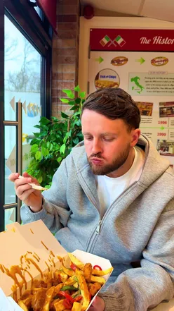 Delicious spice bag from Romayos, featuring chicken goujons, chips, and kebab sauce, perfect for a weekend treat!